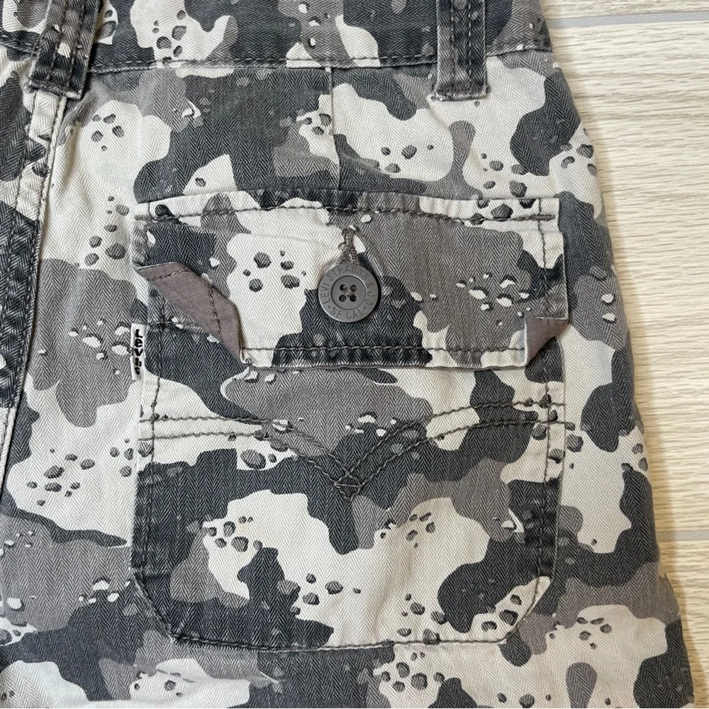 Levi’s Gray Camo Cargo Shorts Boy’s Size 14 Regular